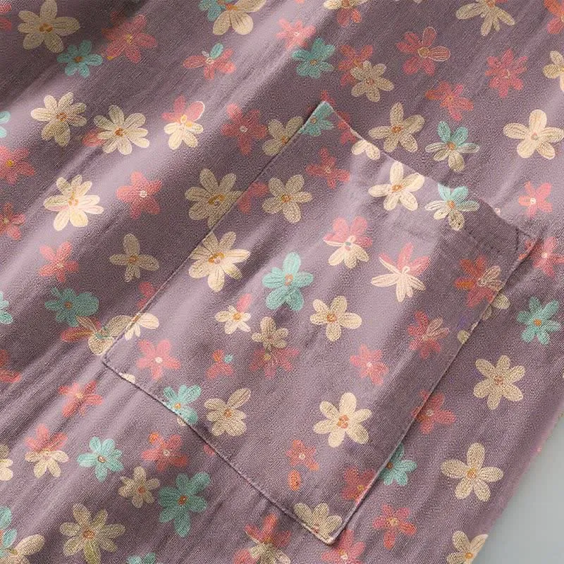 Kimono-Bademantel aus lila Baumwollgaze mit Blumenmuster