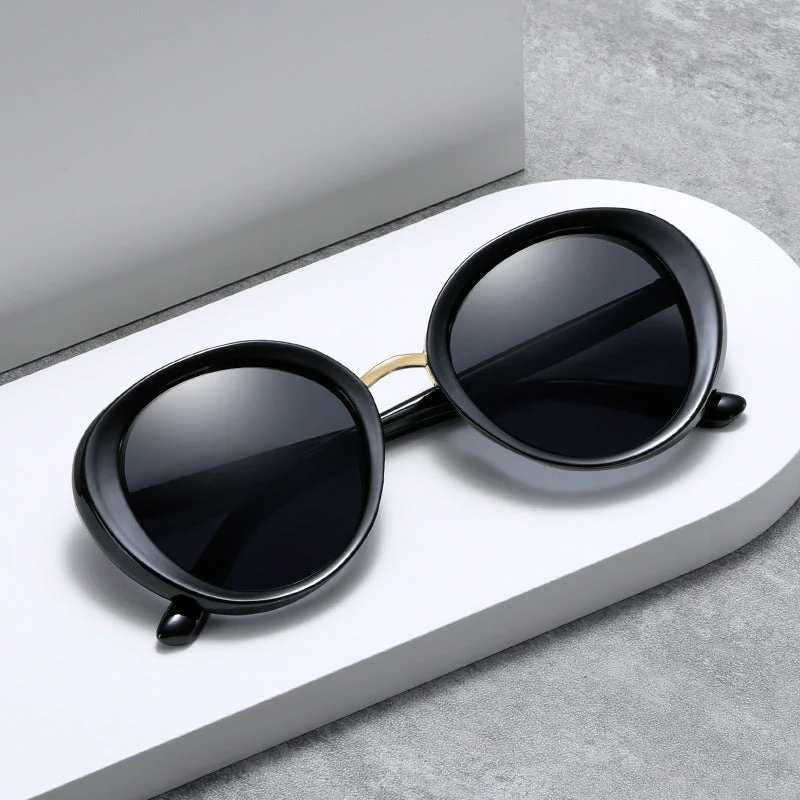 Dame vintage solbrille i elegant skjolddesign Luvikno