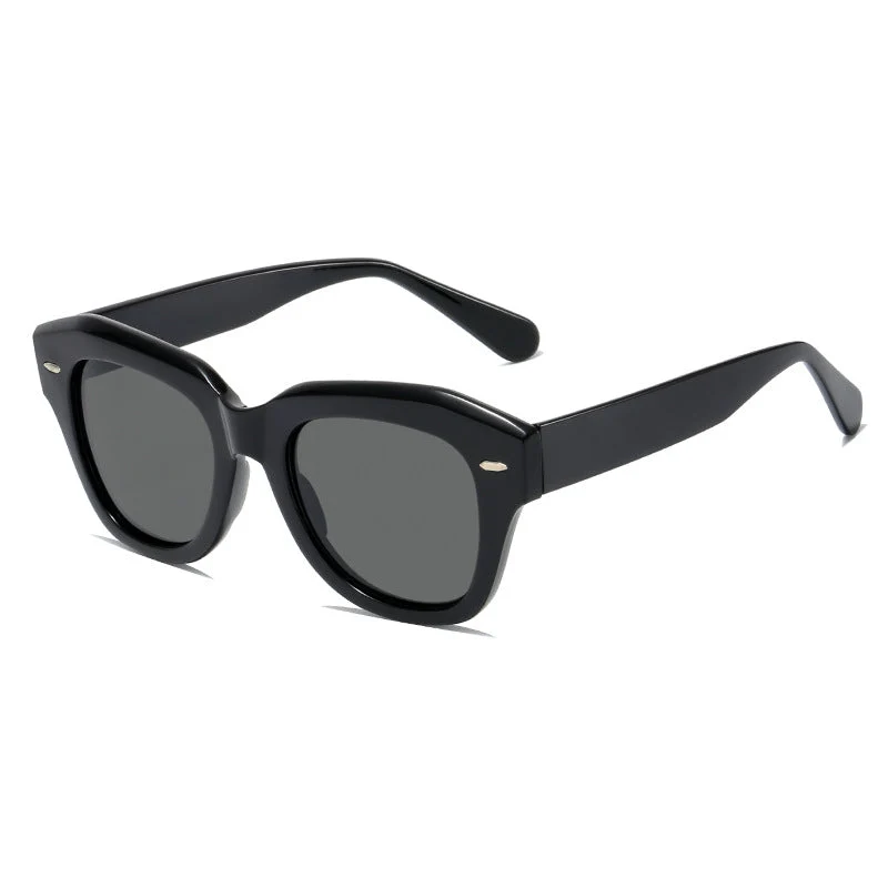 Dame stilig solbrille i moderne design med gjennomsiktig ramme Luvikno