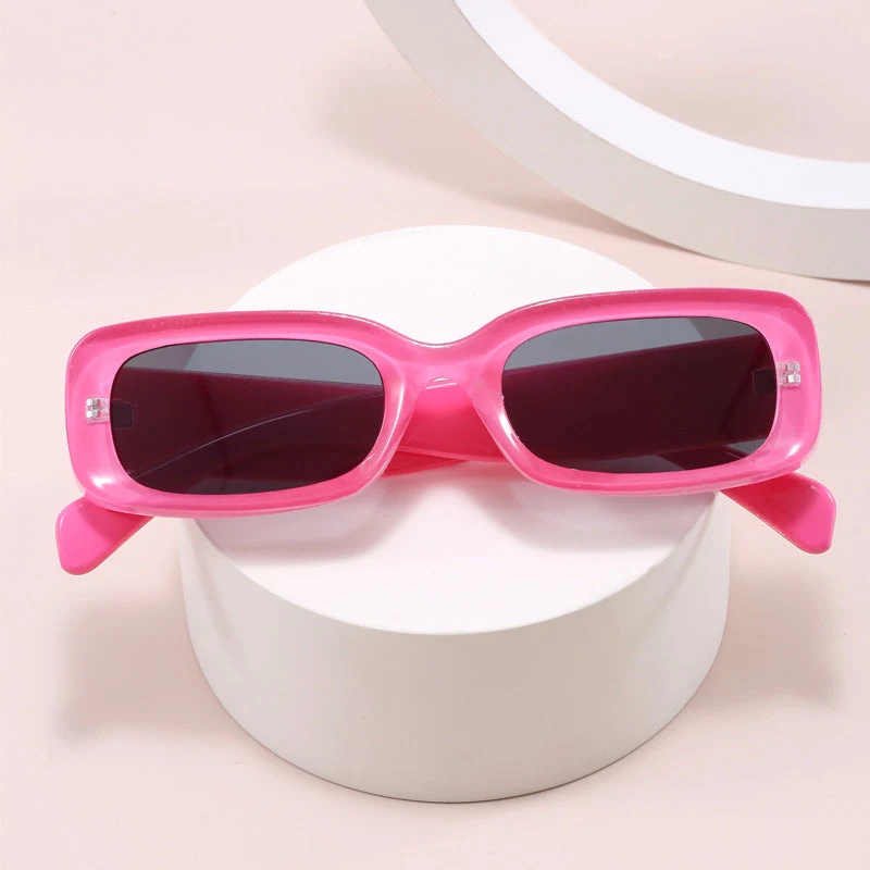 Dame stilig designer solbrille med moderne, rektangulær ramme Luvikno