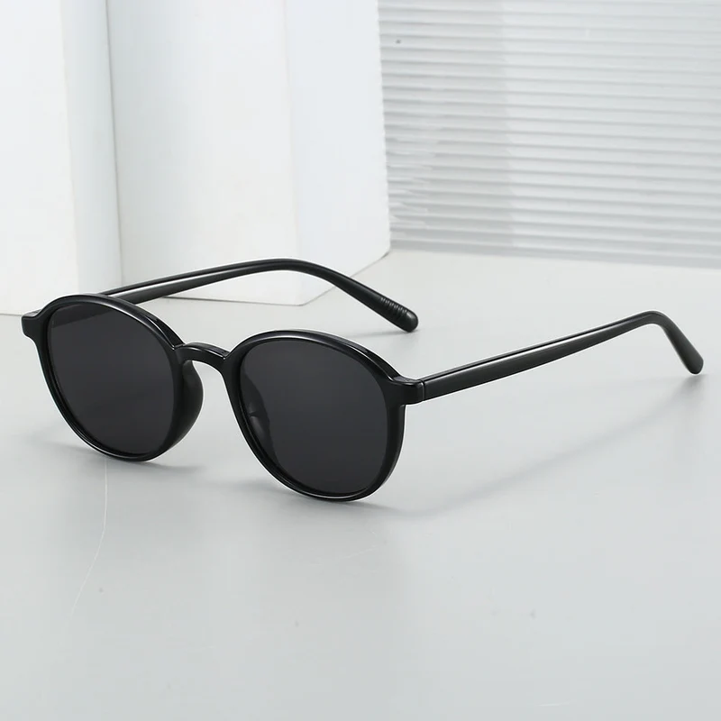 Dame moteriktig solbrille i klassisk ovaldesign Luvikno