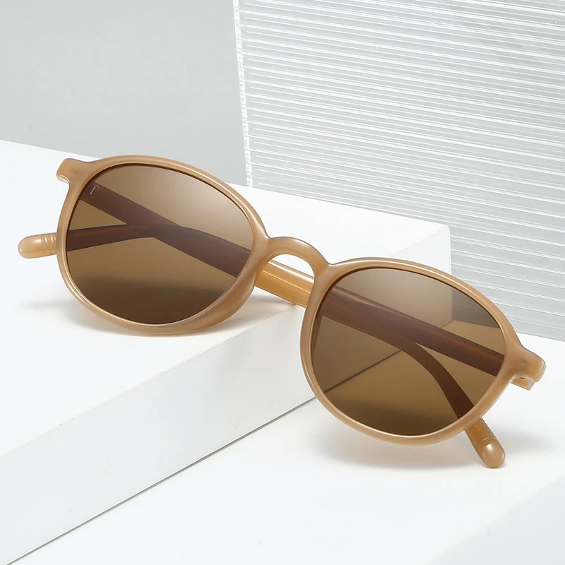 Dame moteriktig solbrille i klassisk ovaldesign Luvikno