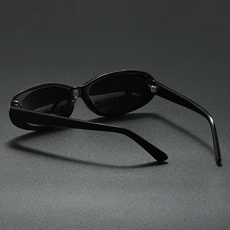 Dame moteriktig solbrille i elegant akvarellstil Luvikno