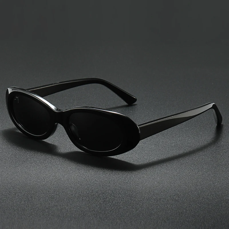 Dame moteriktig solbrille i elegant akvarellstil Luvikno