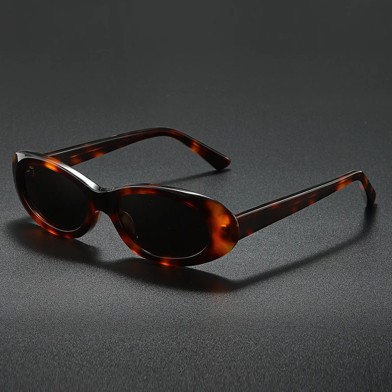 Dame moteriktig solbrille i elegant akvarellstil Luvikno