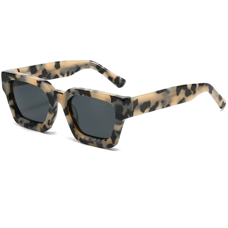 Dame designer solbrille med moderne, kvadratisk ramme og UV-beskyttelse Luvikno