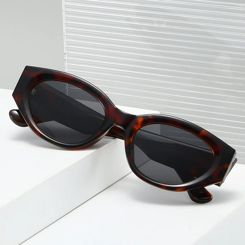 Dame Cat-Eye solbrille med moderne, transparent ramme og UV-beskyttelse Luvikno