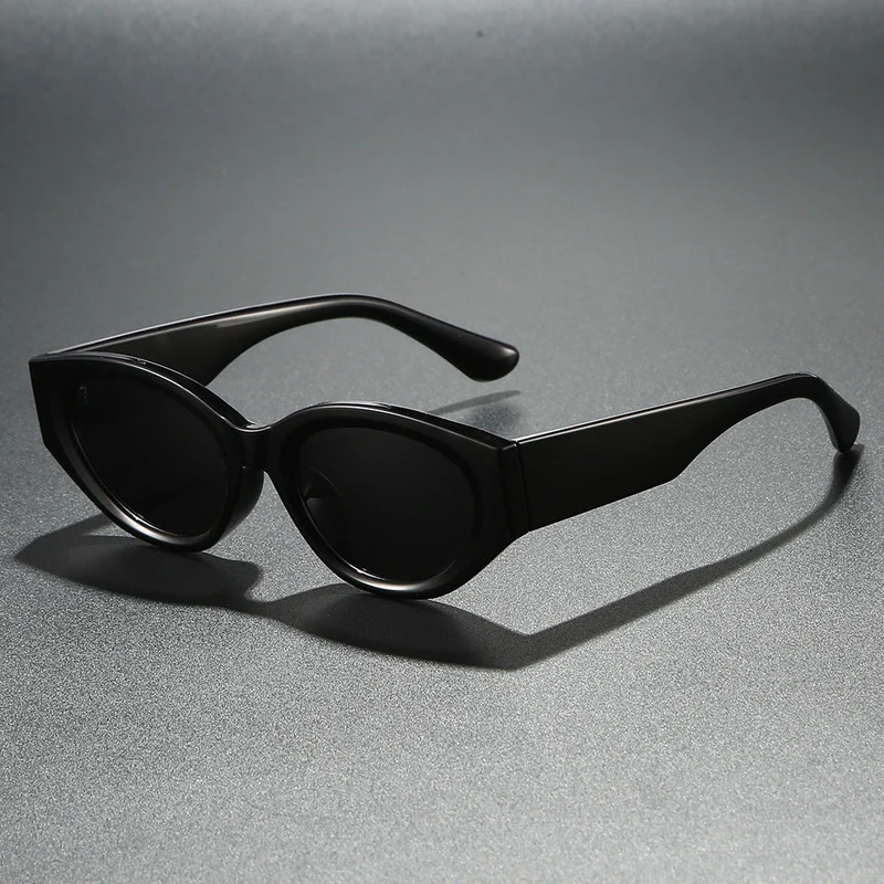 Dame Cat-Eye solbrille med moderne, transparent ramme og UV-beskyttelse Luvikno