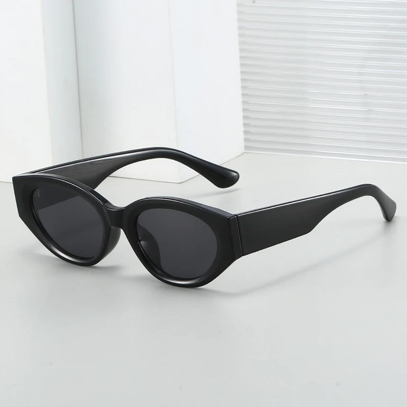 Dame Cat-Eye solbrille med moderne, transparent ramme og UV-beskyttelse Luvikno