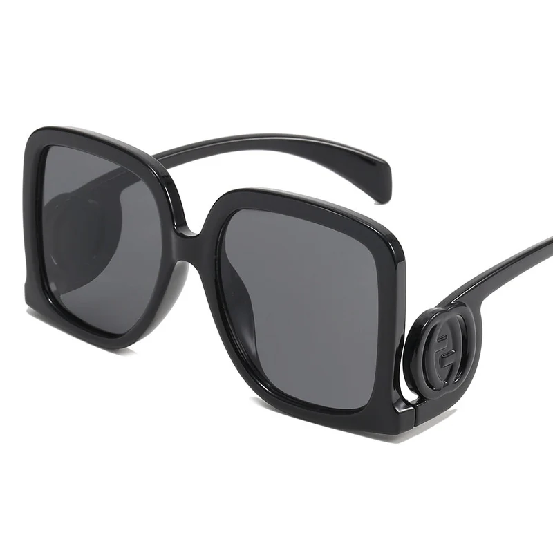 Dame solbrille i elegant kvadrat-design Luvikno