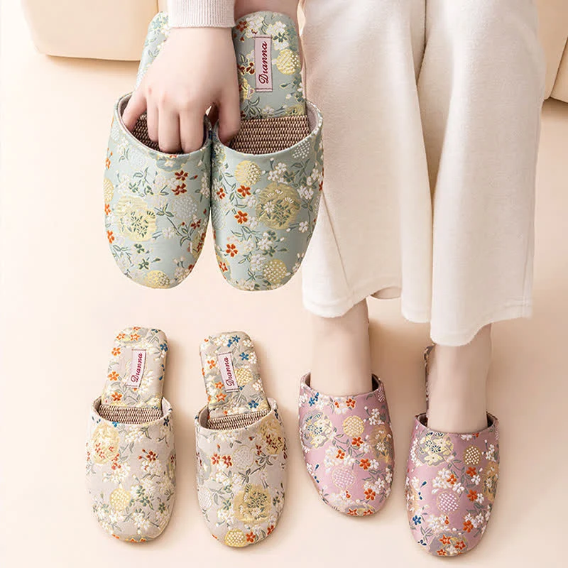 Hausschuhe aus Satin mit Chinoiserie-Stickerei