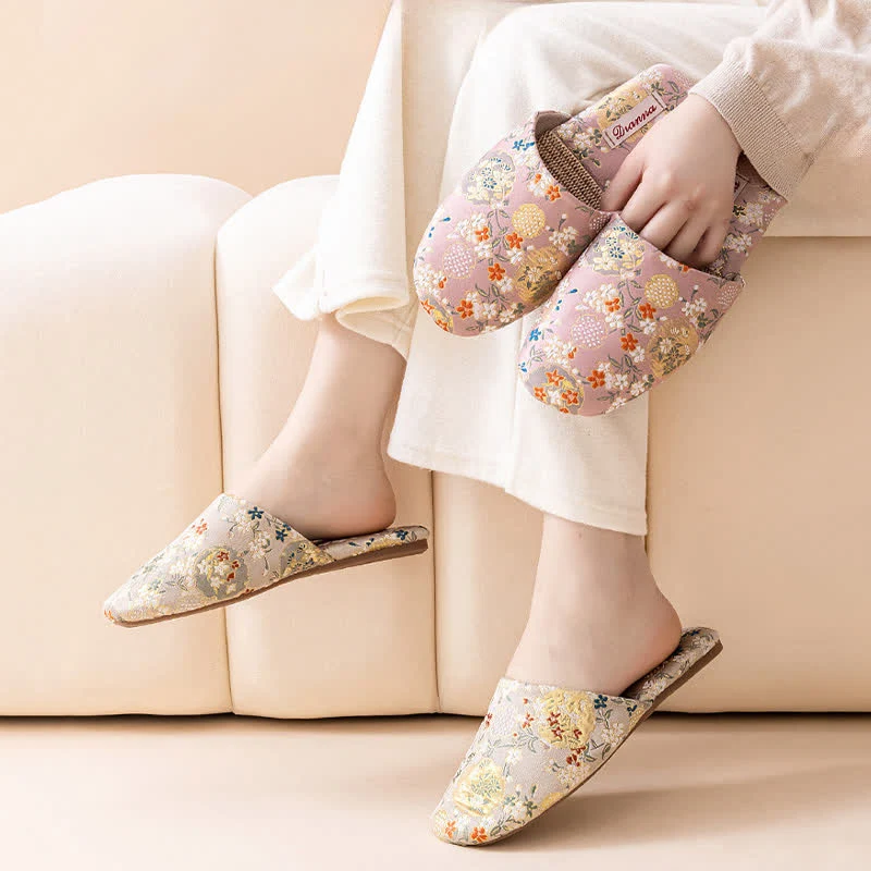 Hausschuhe aus Satin mit Chinoiserie-Stickerei