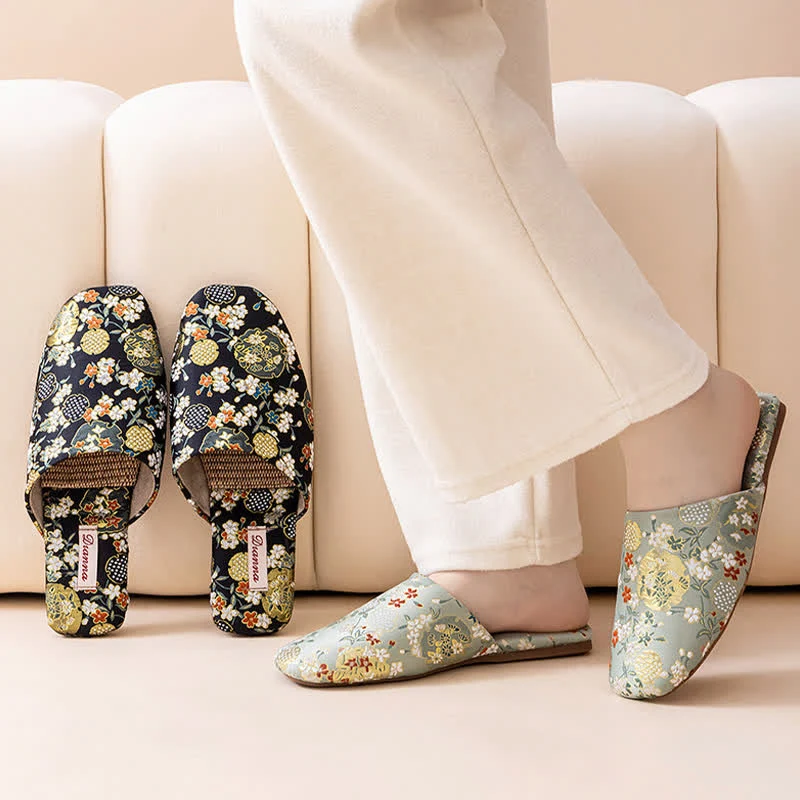 Hausschuhe aus Satin mit Chinoiserie-Stickerei