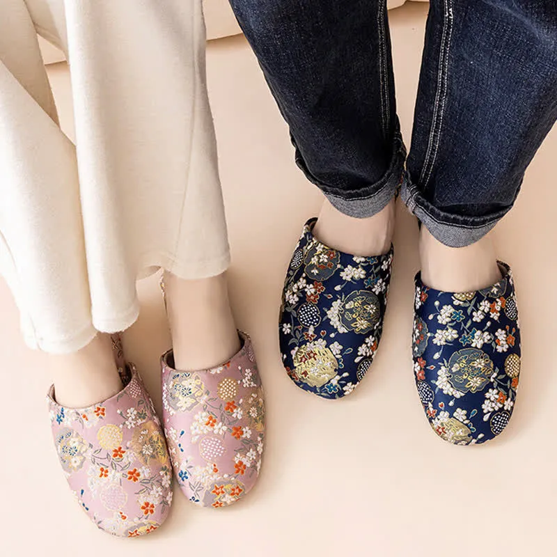 Hausschuhe aus Satin mit Chinoiserie-Stickerei