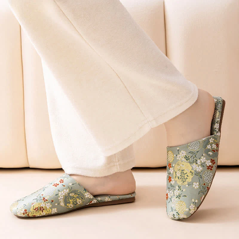 Hausschuhe aus Satin mit Chinoiserie-Stickerei