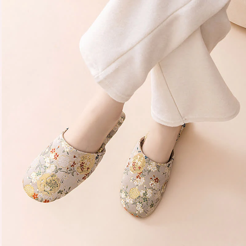 Hausschuhe aus Satin mit Chinoiserie-Stickerei