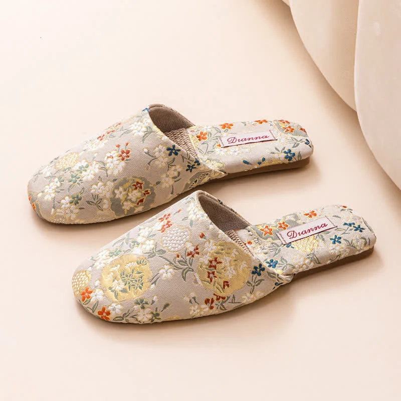 Hausschuhe aus Satin mit Chinoiserie-Stickerei