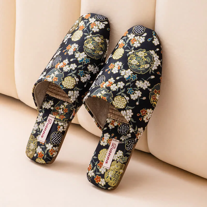 Hausschuhe aus Satin mit Chinoiserie-Stickerei