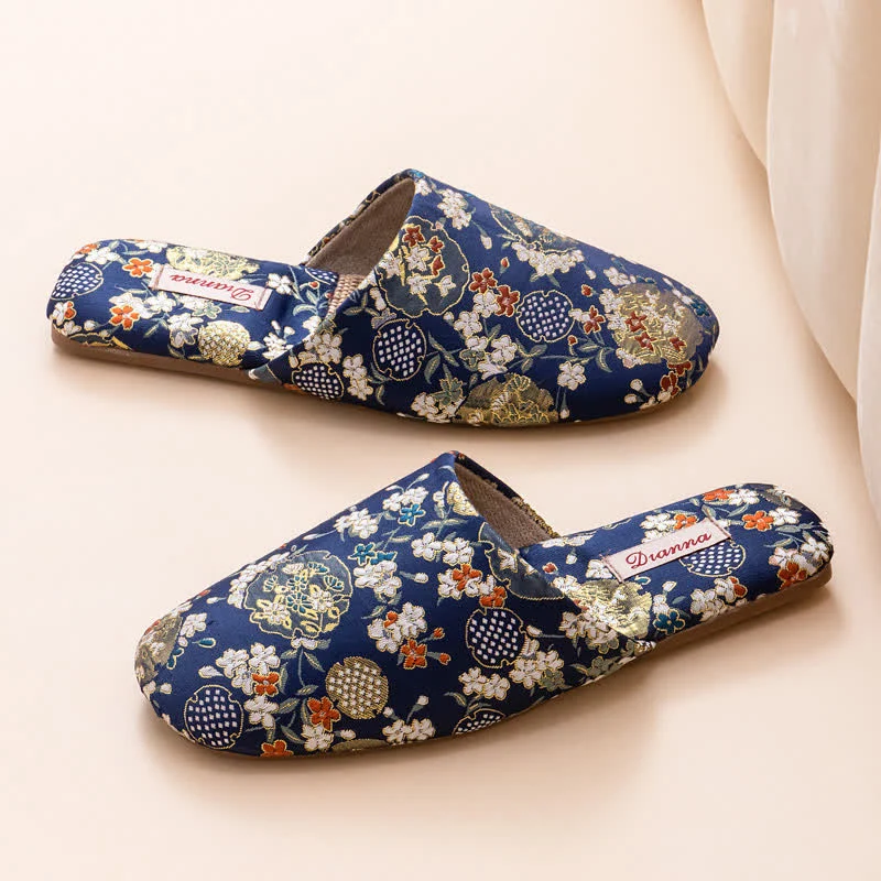 Hausschuhe aus Satin mit Chinoiserie-Stickerei