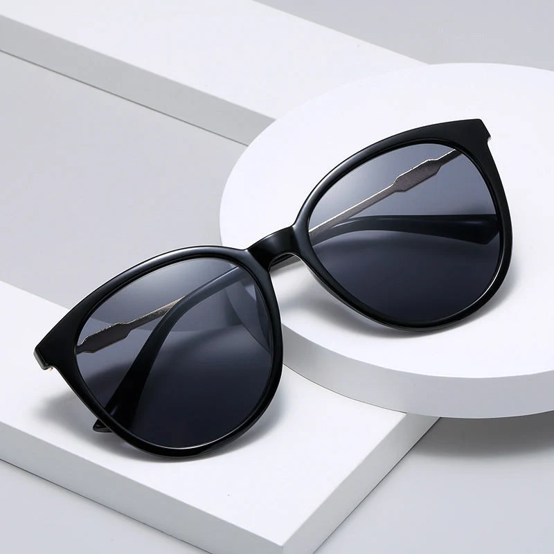 Dame Moderne Cat-Eye Solbriller med speilende glass Luvikno