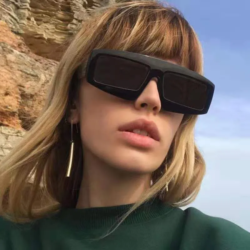 Dame futuristiske solbriller i chunky design Luvikno
