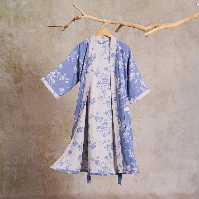 Eleganter Kimono-Bademantel aus doppellagigem Baumwollgewebe mit Blumenmuster