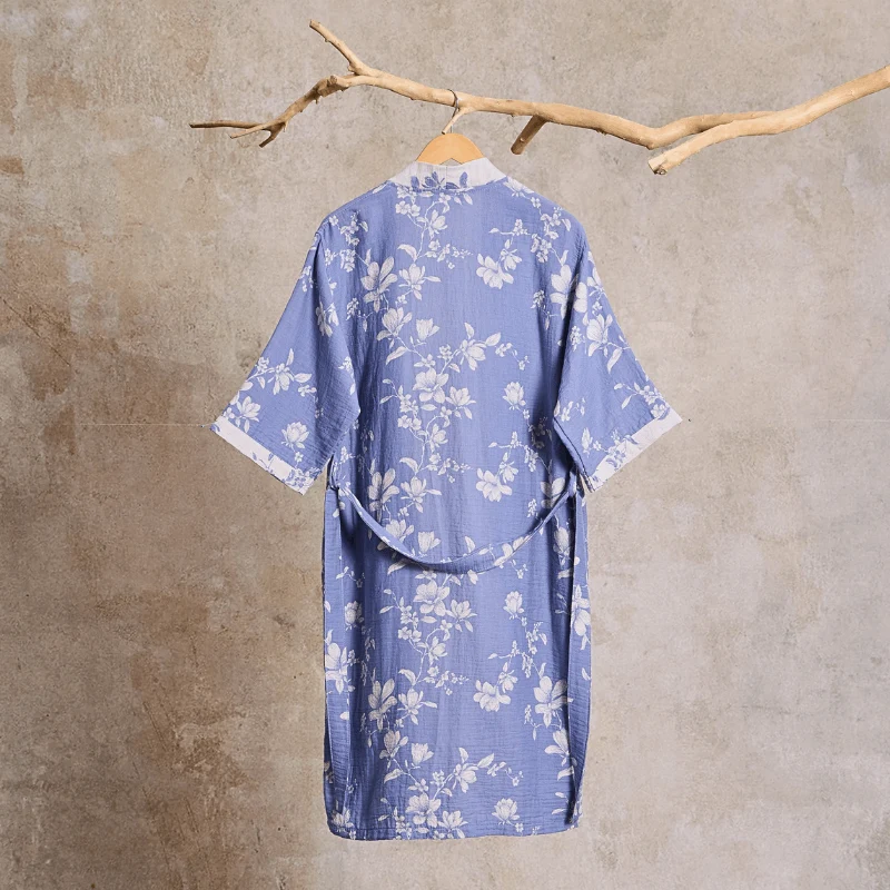 Eleganter Kimono-Bademantel aus doppellagigem Baumwollgewebe mit Blumenmuster