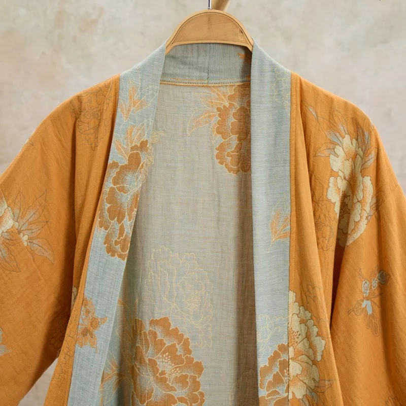 Kimono-Bademantel aus Baumwollgaze mit gelber Pfingstrose