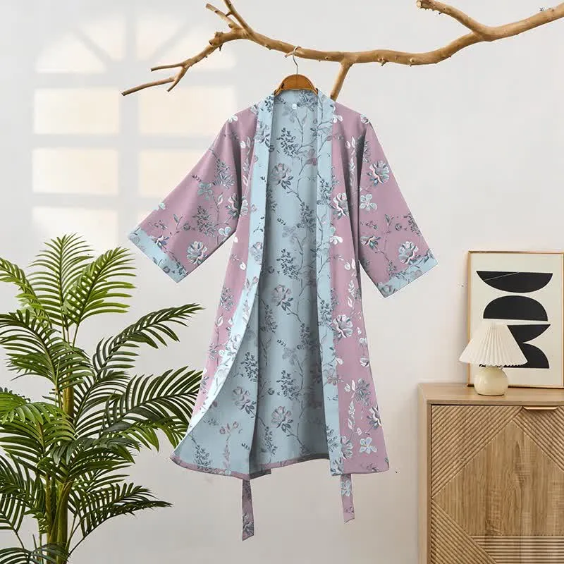 Kimono-Bademantel aus doppellagigem Baumwollgewebe mit blühendem Blumenmuster