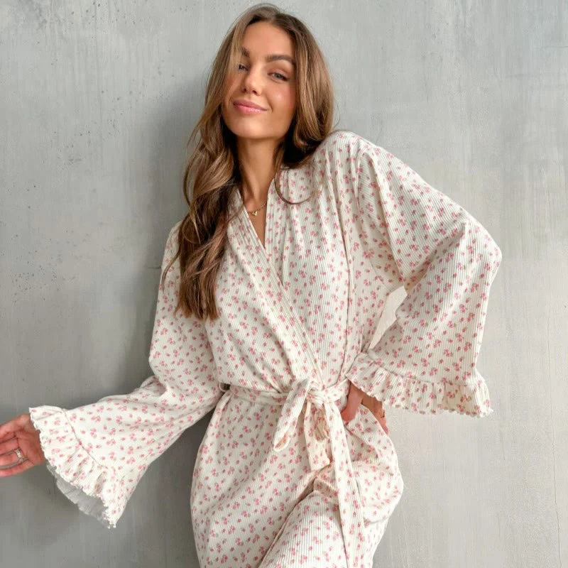 Pyjama-Bademantel aus Strick mit Blumenmuster und Rüschen