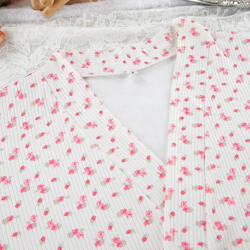 Pyjama-Bademantel aus Strick mit Blumenmuster und Rüschen