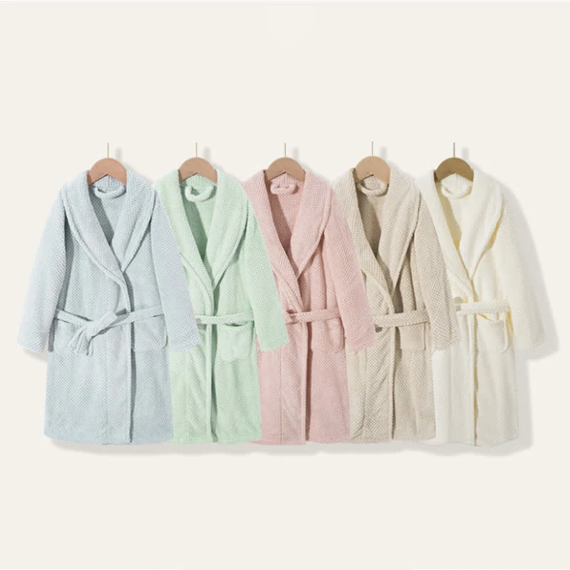 Einfacher, warmer Kinderbademantel aus festem Plüsch