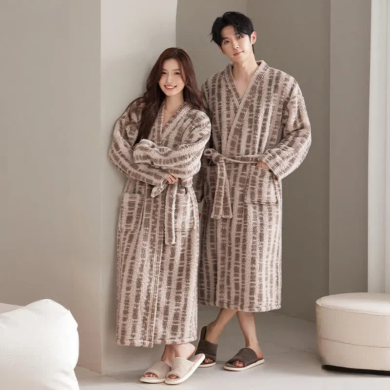 Unisex Luxus-Bademantel aus Plüsch mit Linienmuster