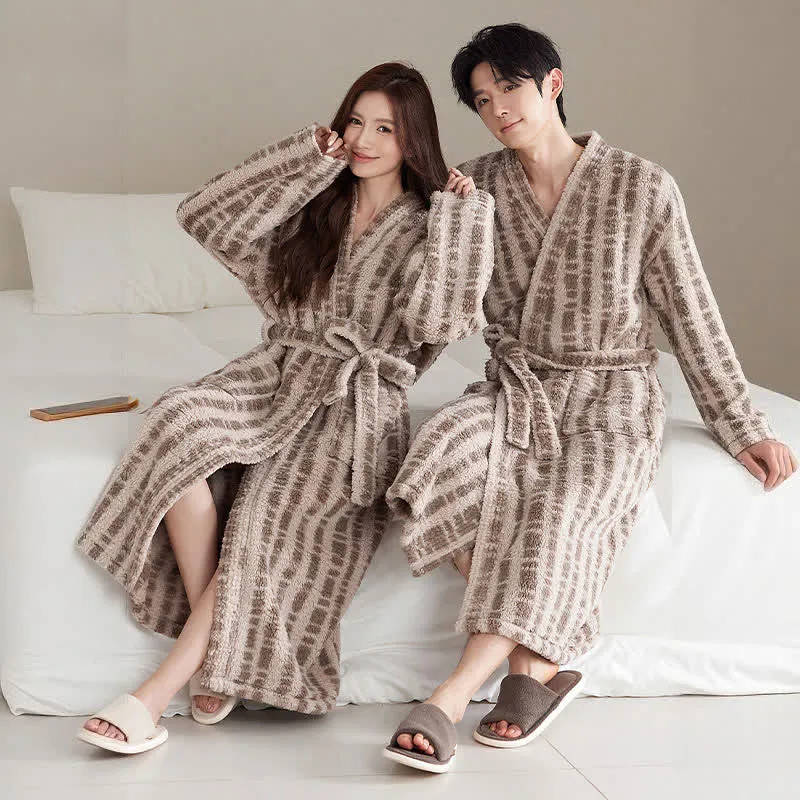 Unisex Luxus-Bademantel aus Plüsch mit Linienmuster