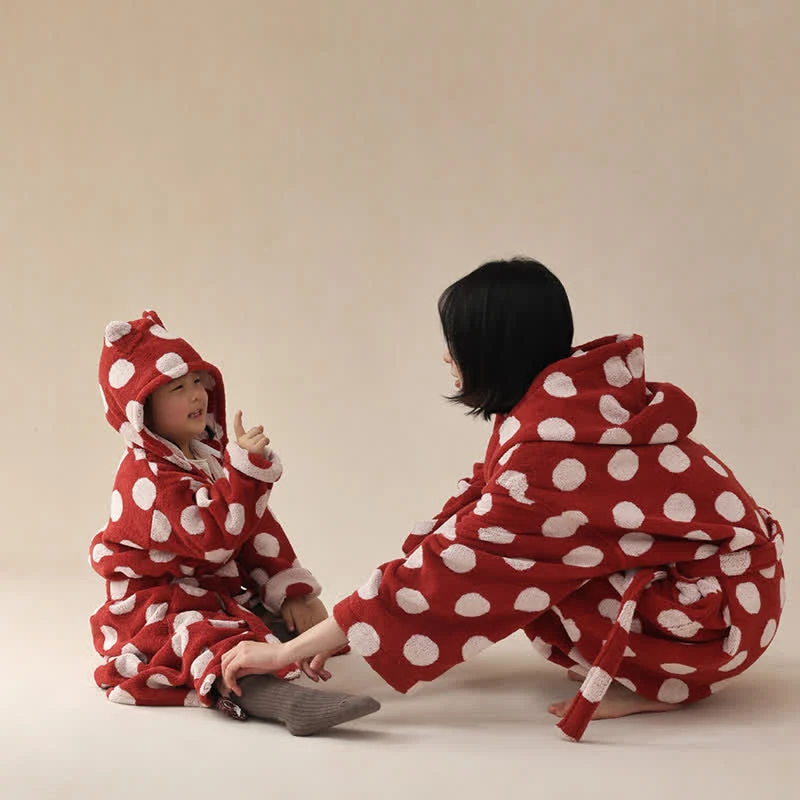 Passender Familienbademantel aus Baumwolle mit Kapuze und Polka-Dots