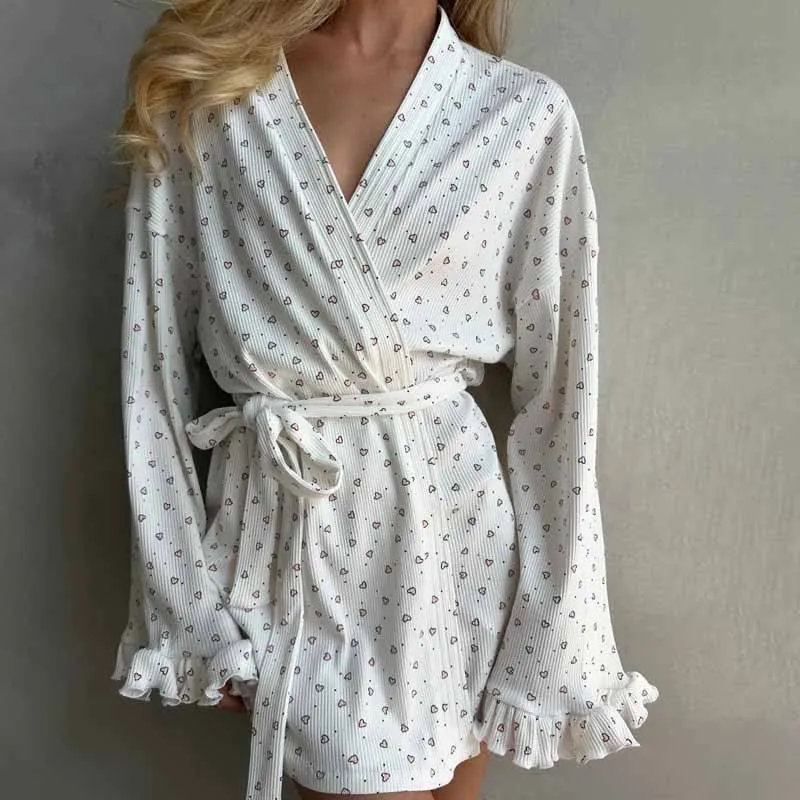 Kurzer Kimono-Bademantel mit Herzmuster, langen Ärmeln