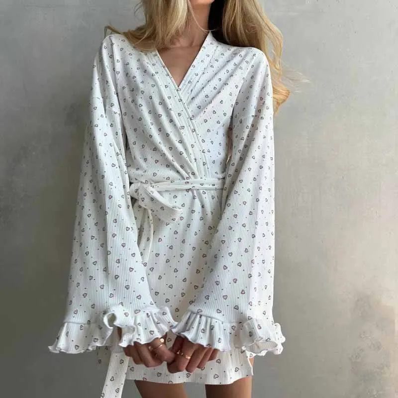 Kurzer Kimono-Bademantel mit Herzmuster, langen Ärmeln