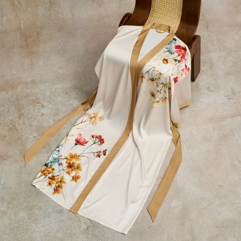 Orientalischer, luxuriöser Bademantel im Kimono-Stil mit Blumenmuster
