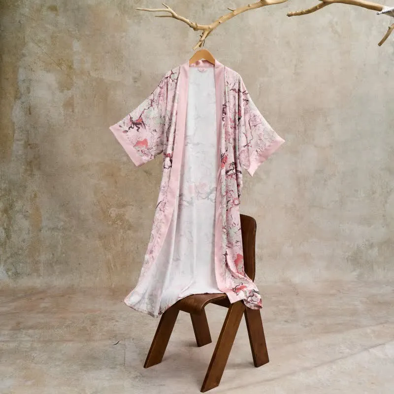 Orientalischer rosa Bademantel im Kimono-Stil mit Blumenmuster