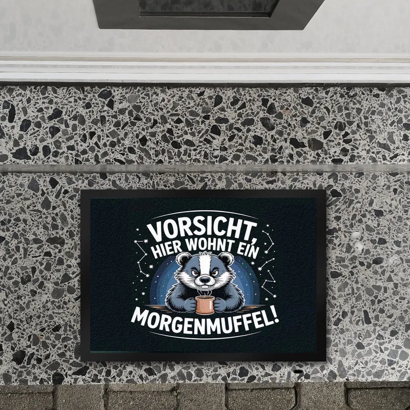 Vorsicht, hier wohnt ein Morgenmuffel! Fußmatte in 35x50 cm Dachs mit Kaffeebecher