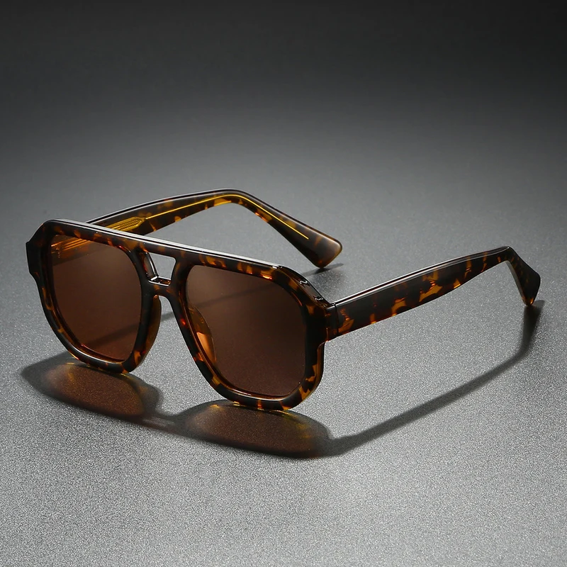 Dame solbrille i moderne urban design med bred kant Luvikno