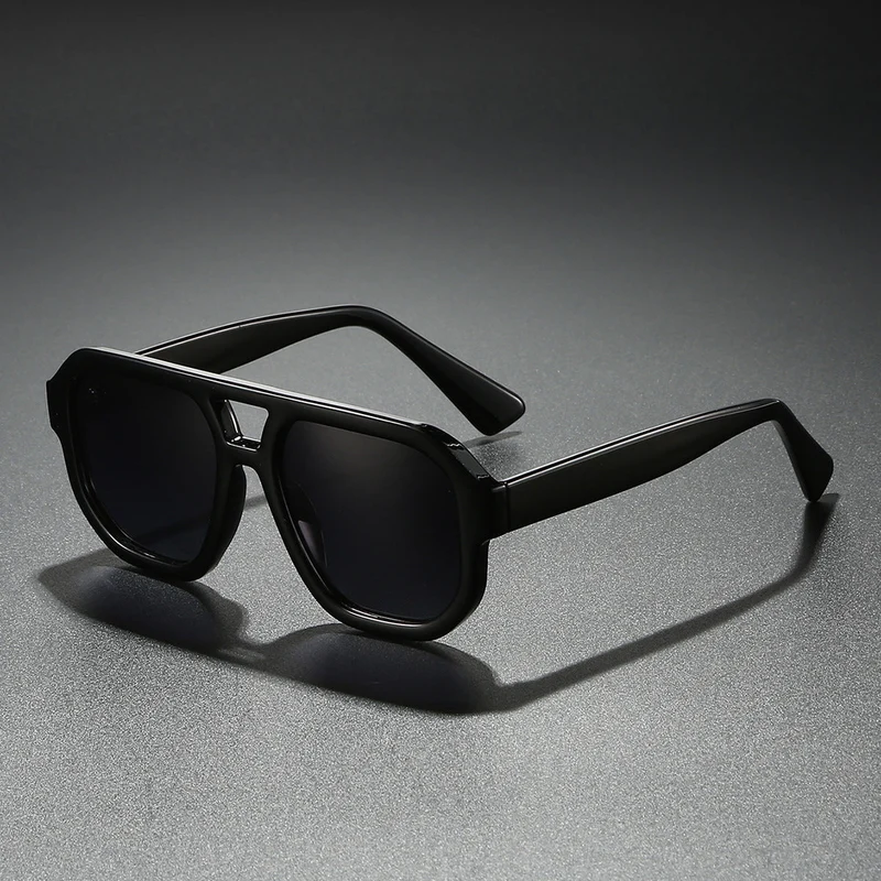 Dame solbrille i moderne urban design med bred kant Luvikno