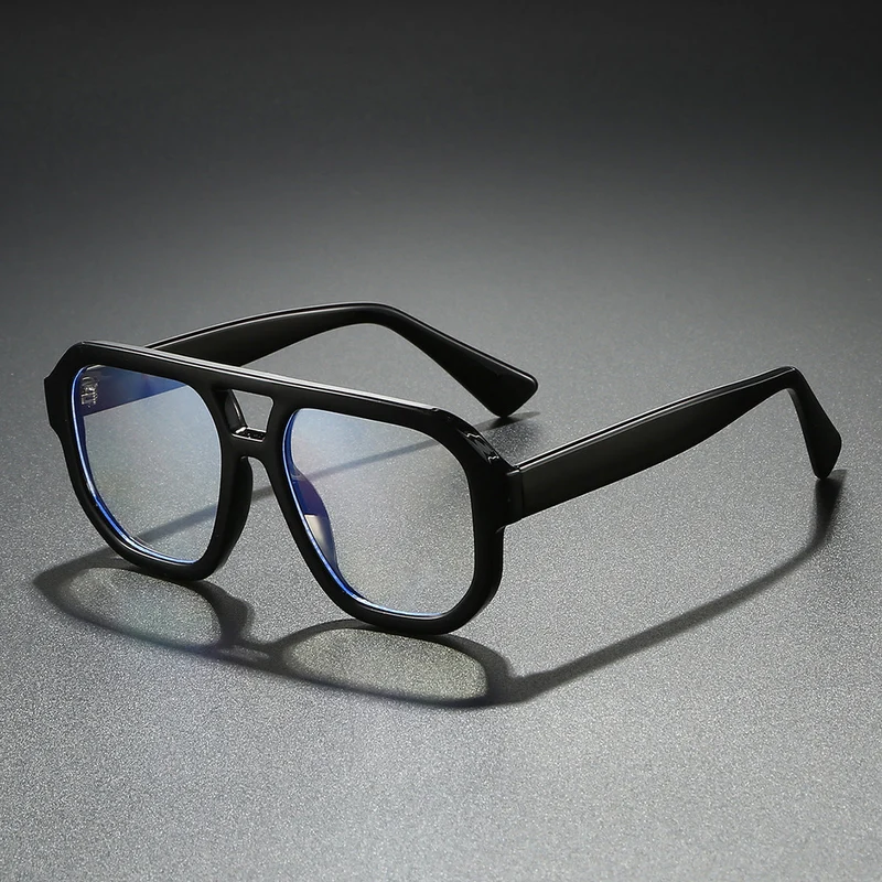 Dame solbrille i moderne urban design med bred kant Luvikno