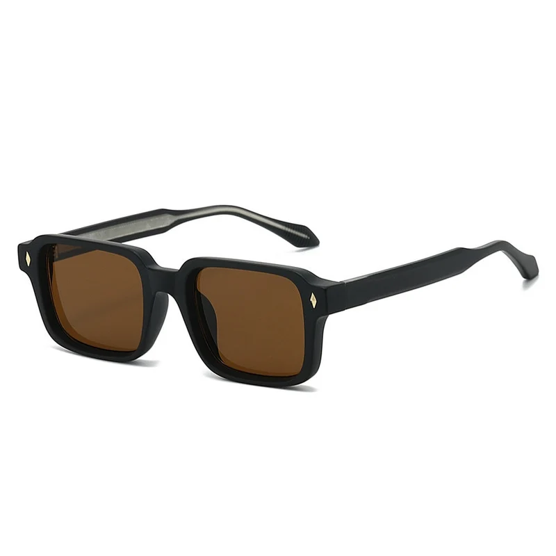 Dame solbrille i moderne kvadratisk design fra Luvikno