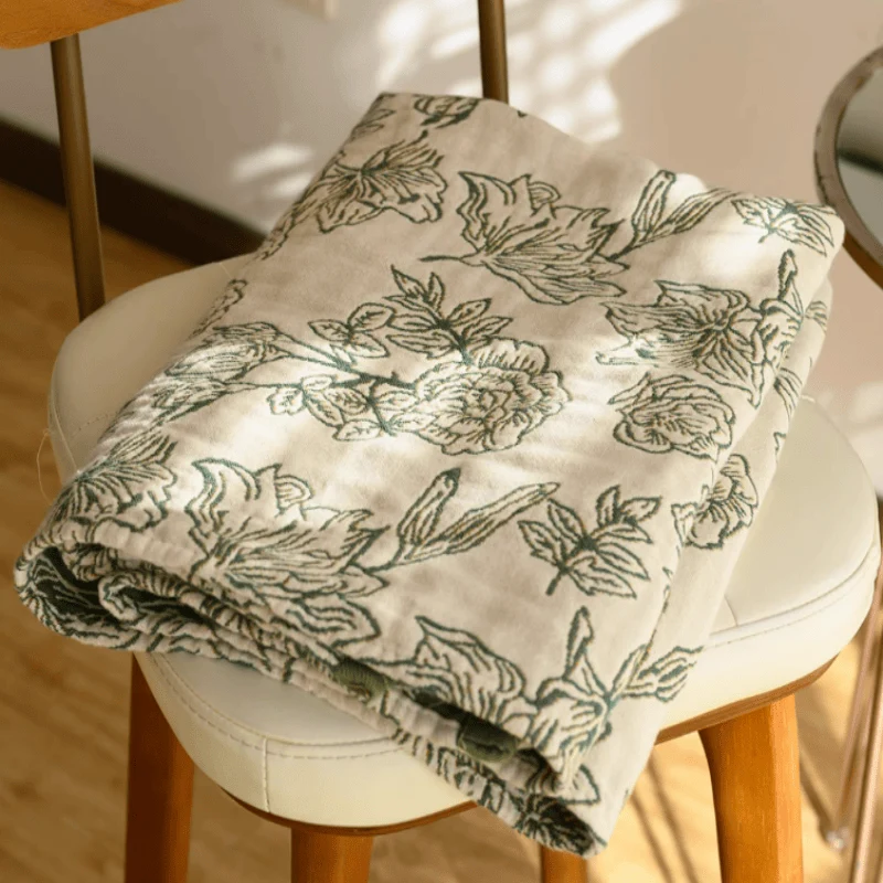 Badetuch aus Baumwollgaze mit Jacquardmuster und Pfingstrosenmotiv