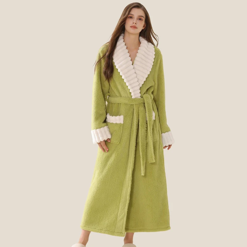 Langer Plüsch-Fleece-Bademantel mit Taschen
