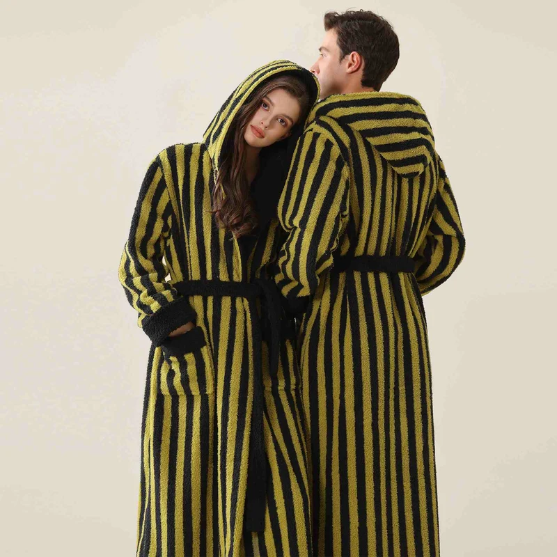 Warmer Unisex-Bademantel aus gestreiftem Fleece mit Kapuze