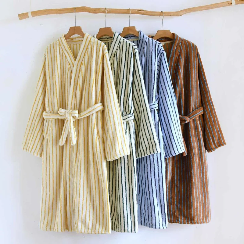 Einfacher, gestreifter, warmer Flanell-Bademantel