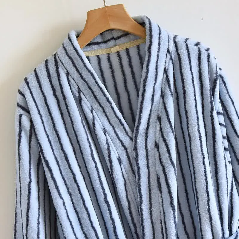 Einfacher, gestreifter, warmer Flanell-Bademantel