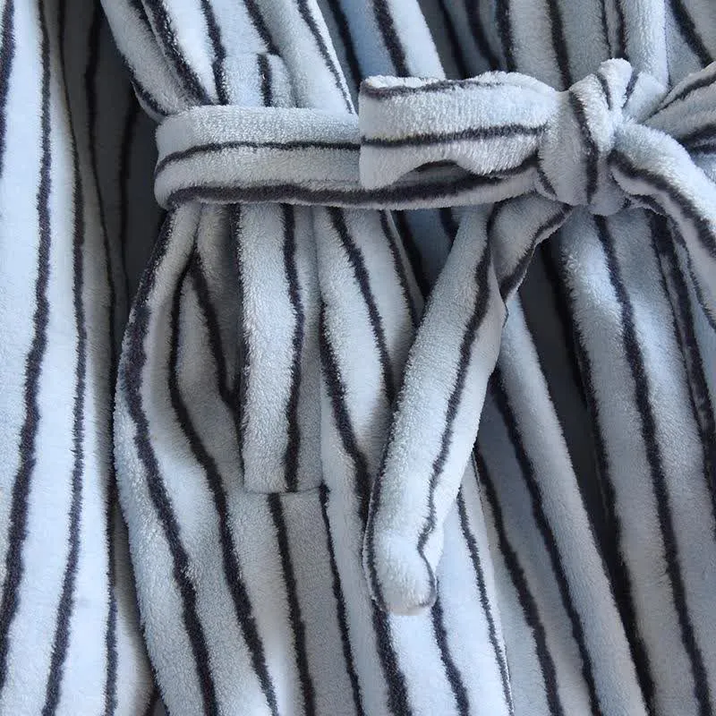 Einfacher, gestreifter, warmer Flanell-Bademantel